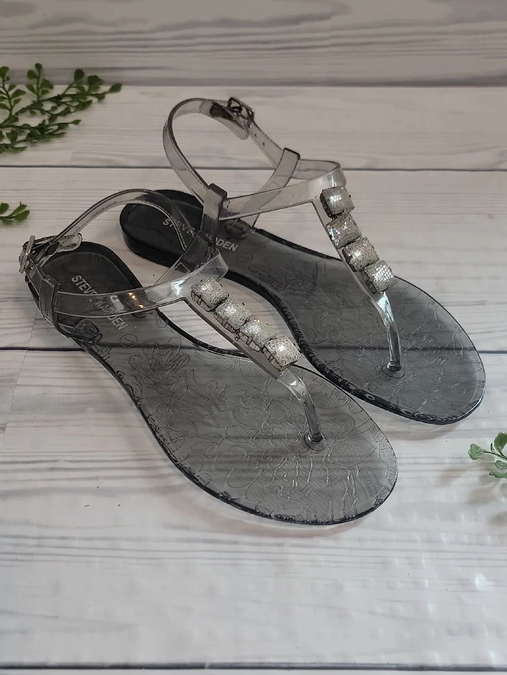 Steve Madden Jellies Clear Sandals with Silver Beaded T-Strap Womens Size 7